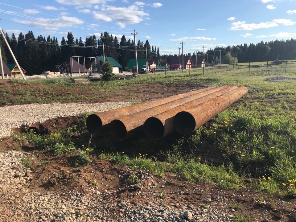 В посёлок завезены трубы для устройства заездов на новые улицы (Кленовая, Кедровая, Тополиная, Осиновая). Совсем скоро начнётся финишная отсыпка дорог.